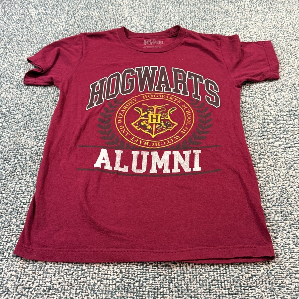 Harry Potter Hogwarts Alumni Graphic T-Shirt Maroon Small Short Sleeve Tee